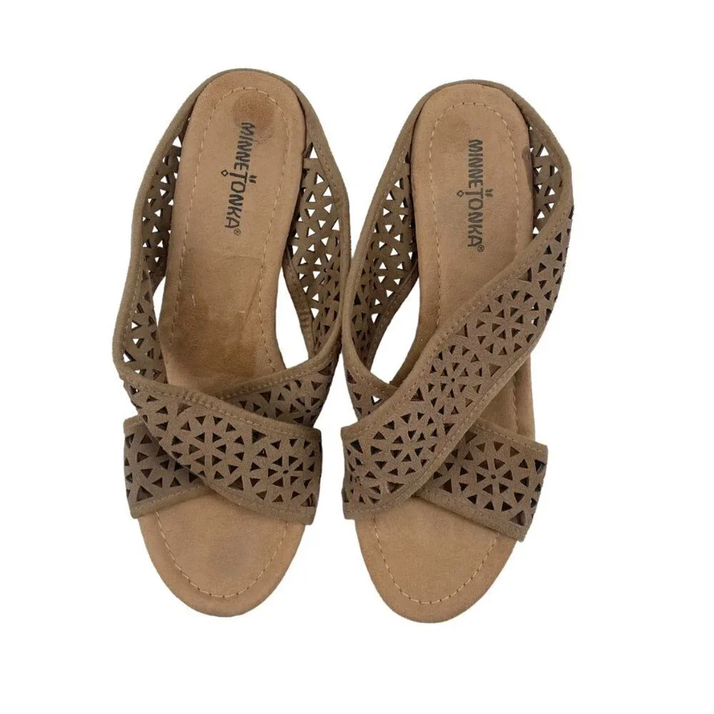Minnetonka Beige Perforated Leather Slip On Wedges Heels Womens Size 9 Open Toe